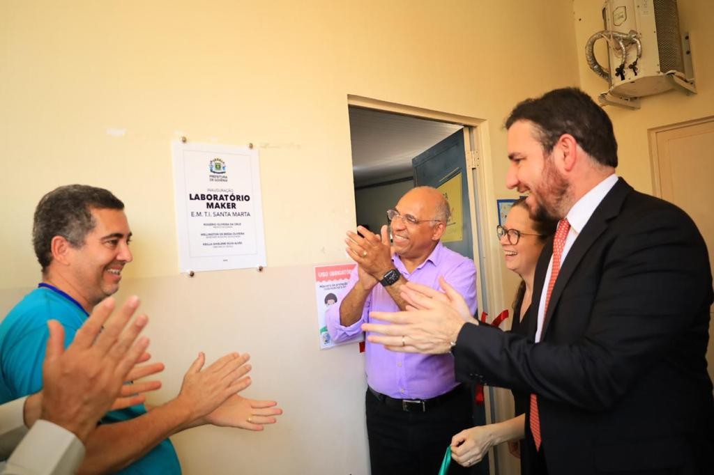Rogério Cruz inaugura laboratórios de robótica que atenderão 1,4 mil alunos da rede municipal de ensino, em Goiânia