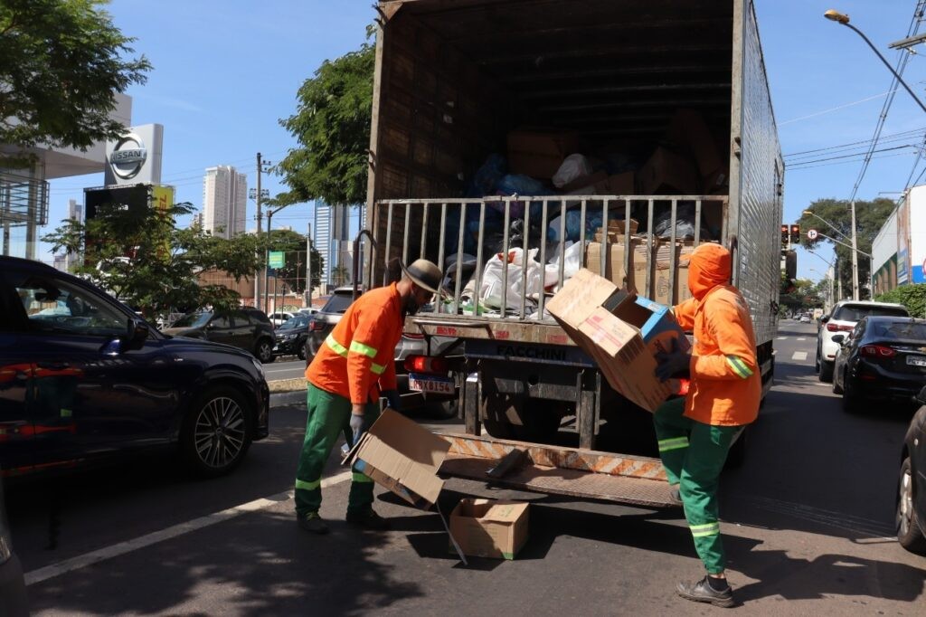 Coleta seletiva mantém rotina de atividades e recolhe resíduos recicláveis em todos os bairros da cidade