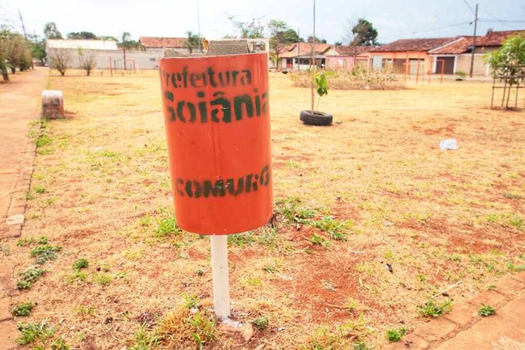 Prefeitura instala cinco novas lixeiras em praça do setor Lorena Park