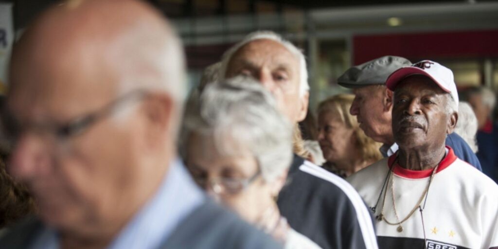 Gratuidade para idosos no transporte público será retomada em SP
