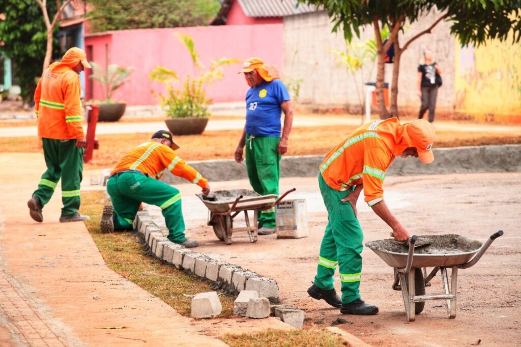 Prefeitura de Goiânia fabrica 200 blocos de meio-fio por dia para instalar em canteiros e praças