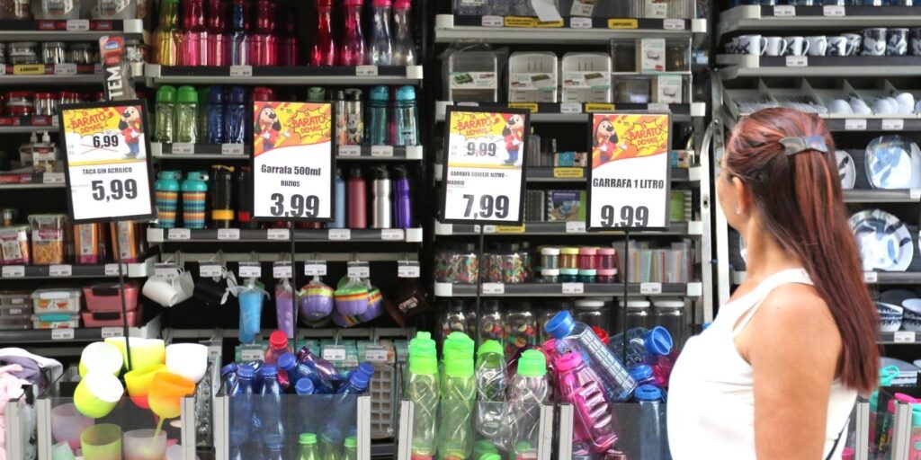 Confiança do comércio sobe pelo segundo mês consecutivo