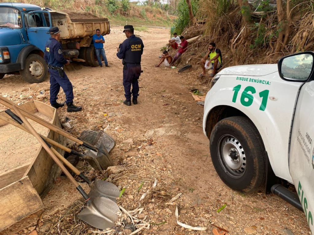 Prefeitura de Goiânia flagra crime ambiental e autua cinco pessoas por extração ilegal de areia, no encontro do Córrego Cascavel com o Ribeirão Anicuns