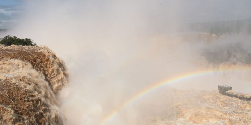 Fortes chuvas interditam passarela nas Cataratas do Iguaçu