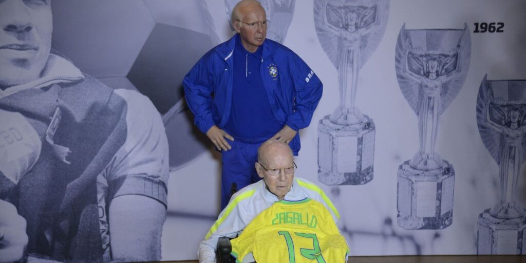 CBF inaugura, no Rio, estátua em homenagem a Zagallo