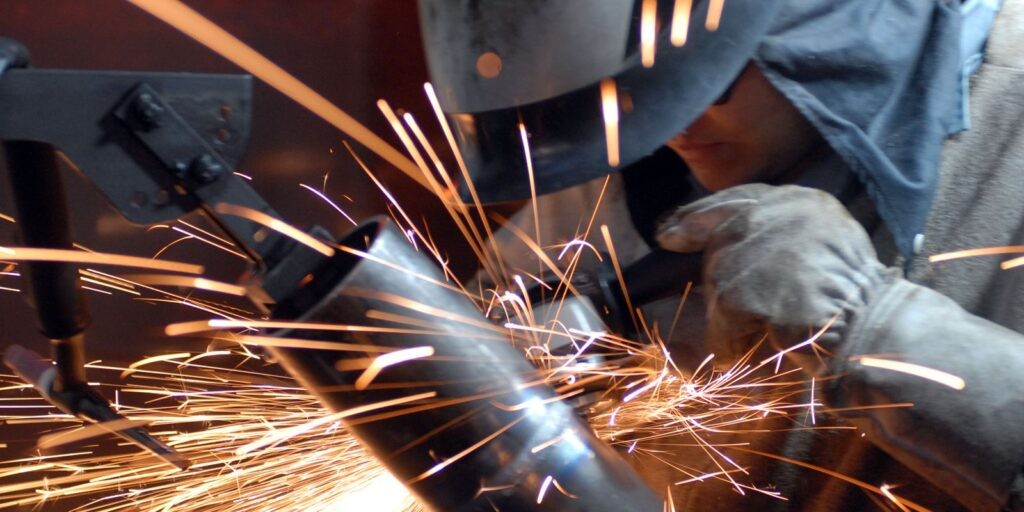 Indústria nacional recua 0,6% em agosto