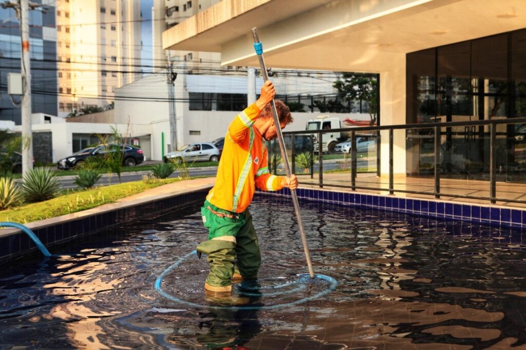 Prefeitura realiza limpeza e manutenção preventiva em espelhos d’água de quatro espaços públicos de Goiânia
