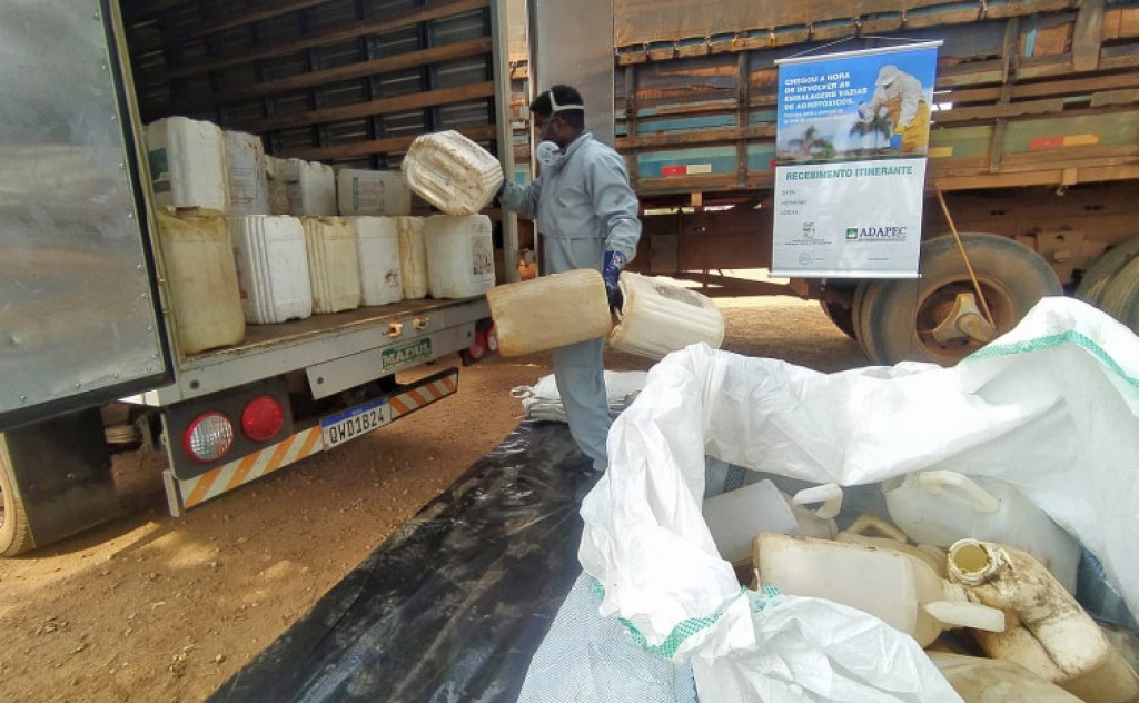 Adapec recolhe embalagens de agrotóxicos vazias em Taquarussú Grande