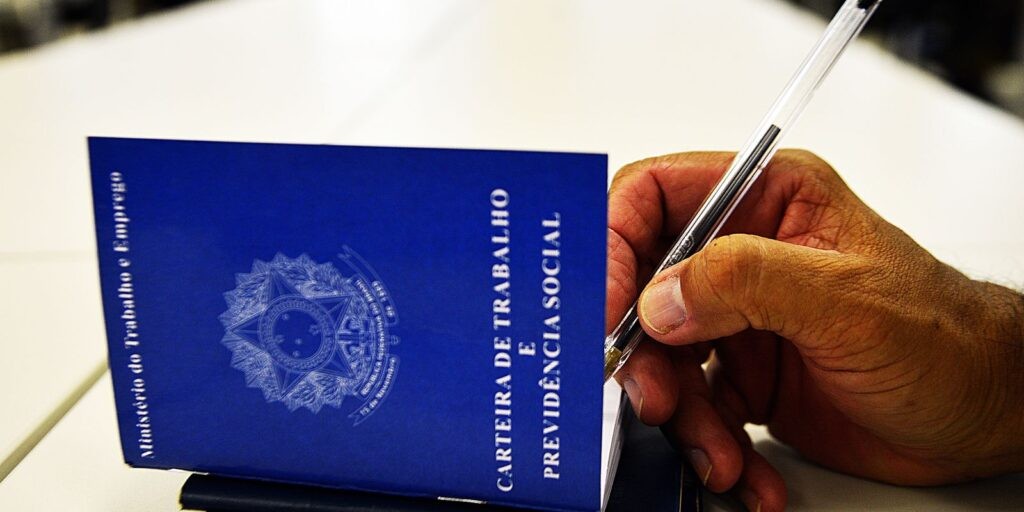 Desemprego cai para 8,7% em setembro, revela o IBGE