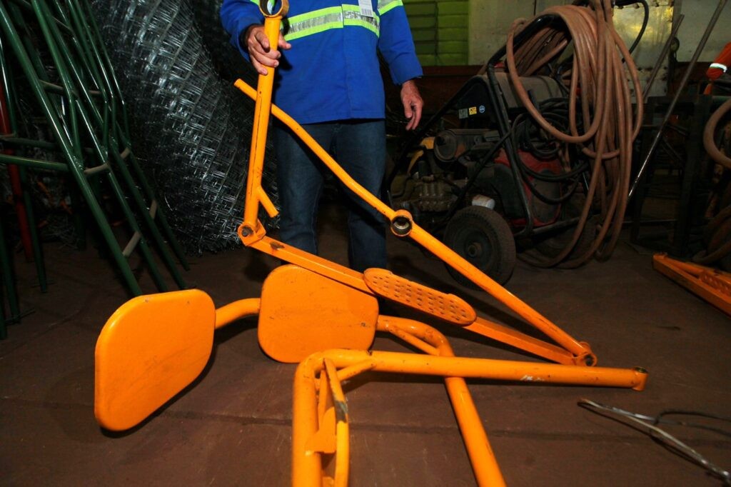 Prefeitura de Goiânia realiza manutenções em aparelhos de academia, ginástica e brinquedos em praças da capital