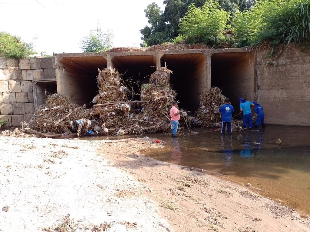 Prefeitura de Goiânia faz limpeza em córregos, bocas de lobo e bueiros de 22 bairros