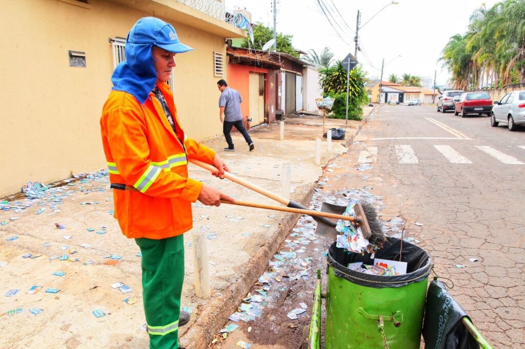 Prefeitura de Goiânia monta força-tarefa para retirar lixo eleitoral em mais de 350 pontos da capital, nesta segunda-feira (03/10)