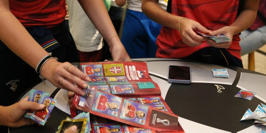 Troca de figurinhas da Copa diverte colecionadores e fãs do esporte