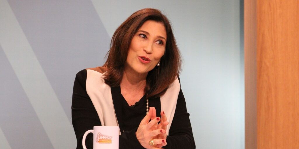 Beth Goulart marca presença no Sem Censura desta segunda