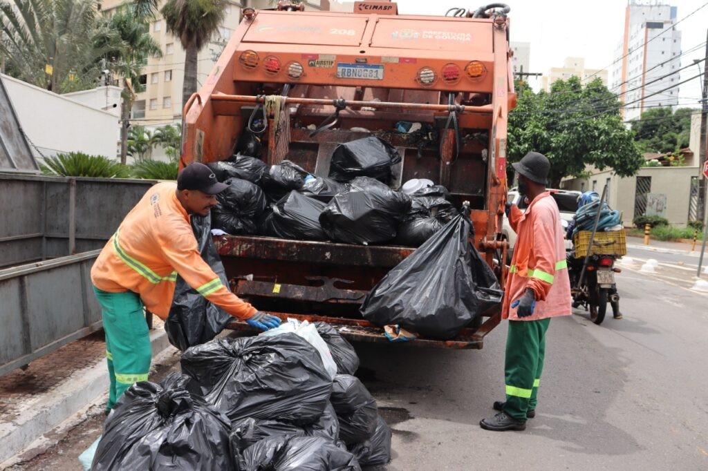 Coleta de lixo orgânico e material reciclável está regularizada, e atende 85 circuitos com frota de 65 caminhões baús e prensas