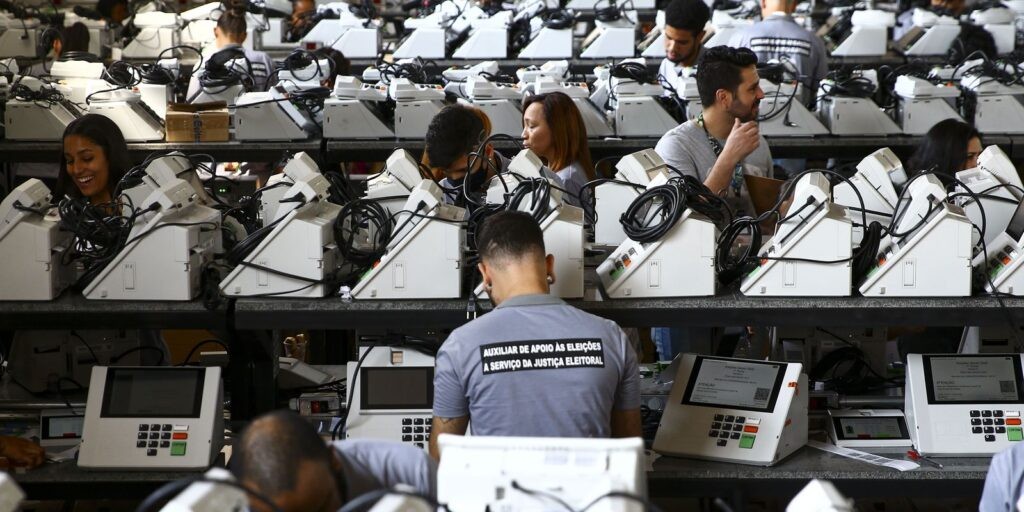 Votos brancos e nulos são descartados durante apuração