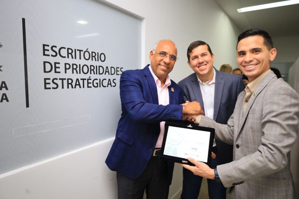 "Vamos em busca do ouro", afirma Rogério Cruz ao receber Selo Prata da plataforma Connected Smart Cities, que reconhece avanços da prefeitura no quesito cidade inteligente