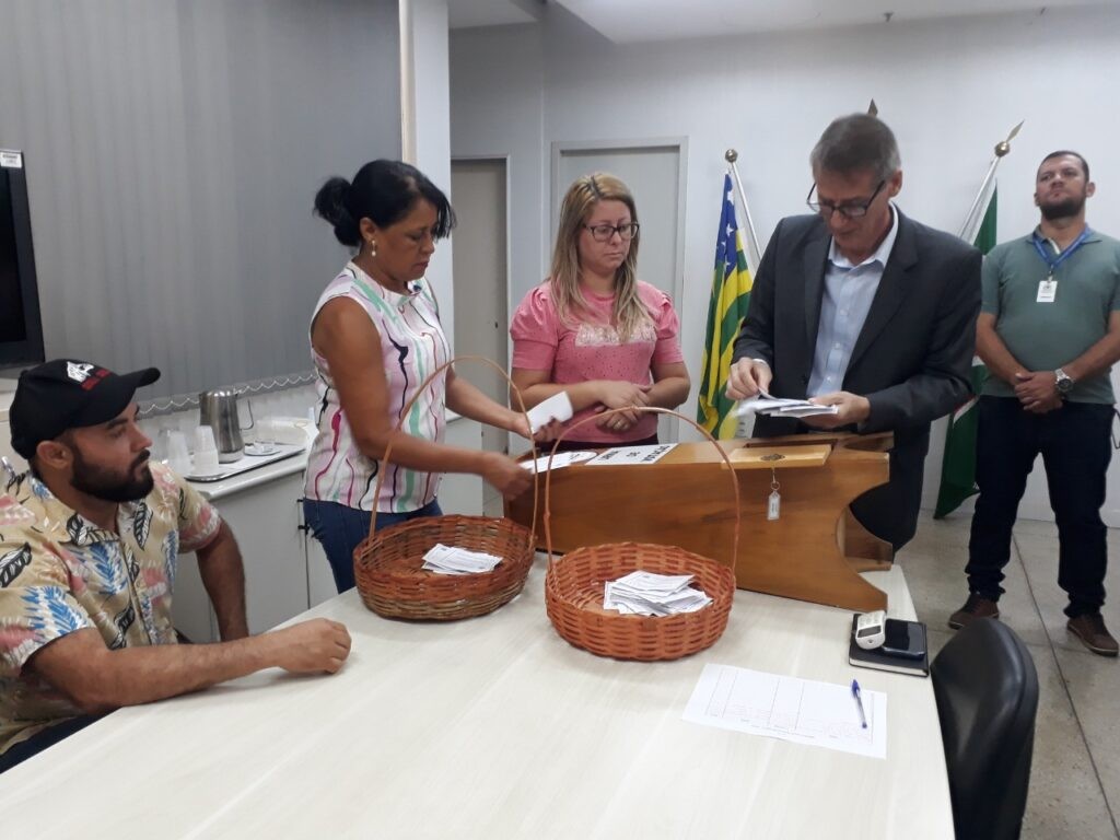 Em votação promovida pela Prefeitura de Goiânia, feirantes decidem voltar Feira Hippie para dentro da Praça do Trabalhador