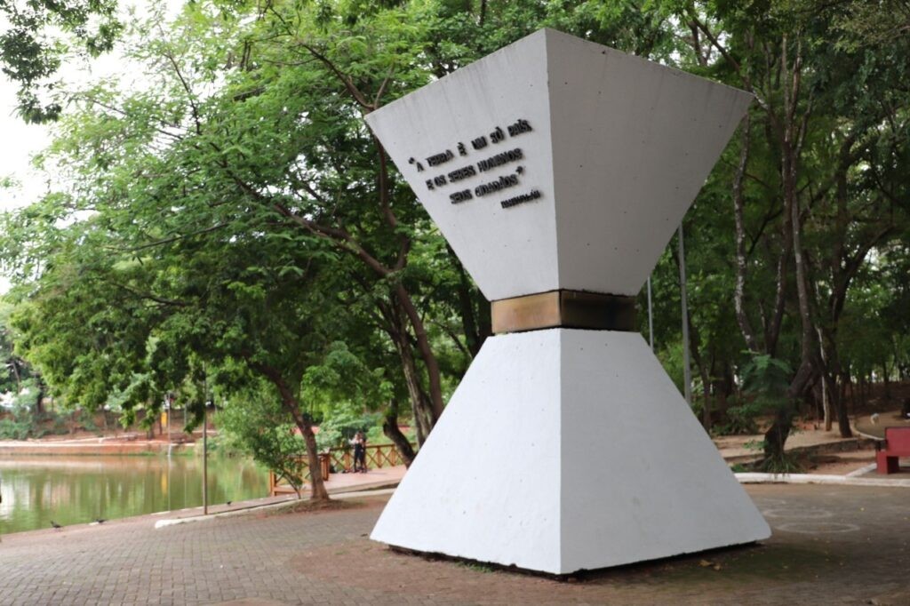 Prefeitura de Goiânia faz limpeza e manutenção das obras de Siron Franco expostas na Praça Cívica e Bosque dos Buritis