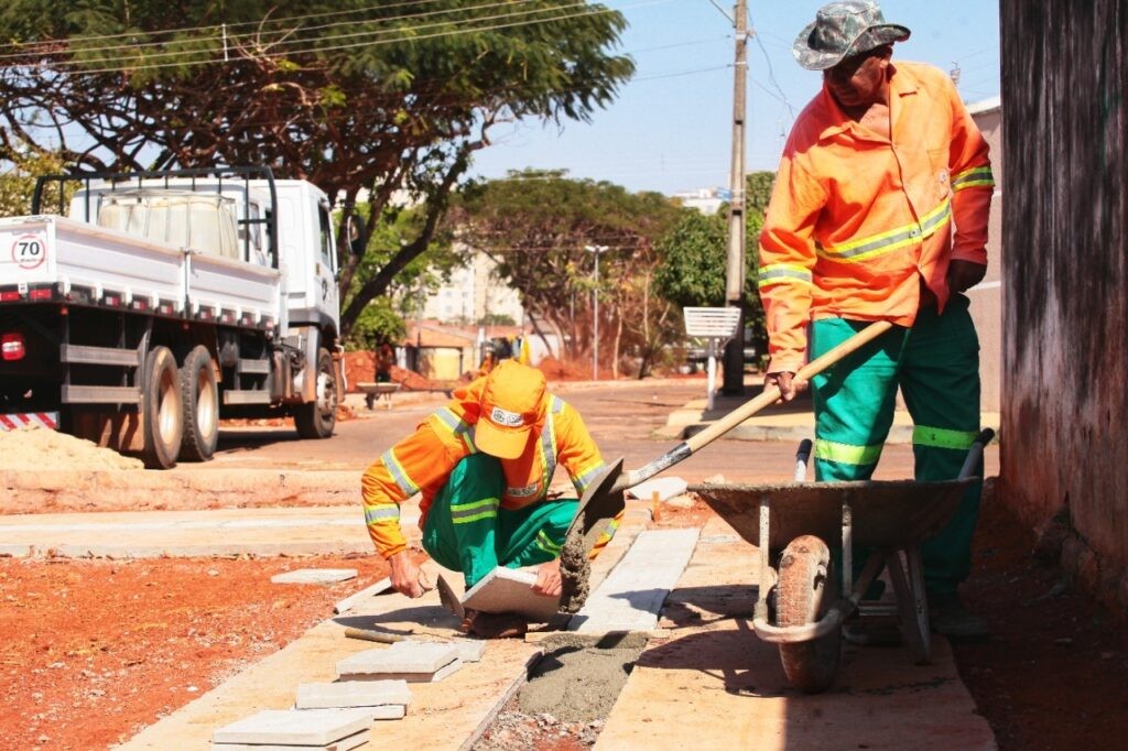 Prefeitura de Goiânia finaliza, nesta segunda-feira (17/10), instalação de piso tátil nos bairros São José, Vista Bela e Goiânia Viva