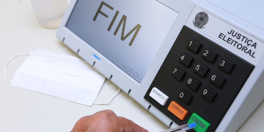 Fiscais do sistema eleitoral escolhem urnas a serem testadas em SP