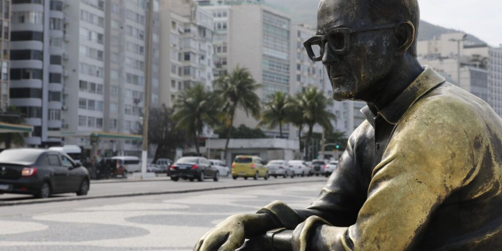 Após furto, estátua de Carlos Drummond tem óculos recolocados