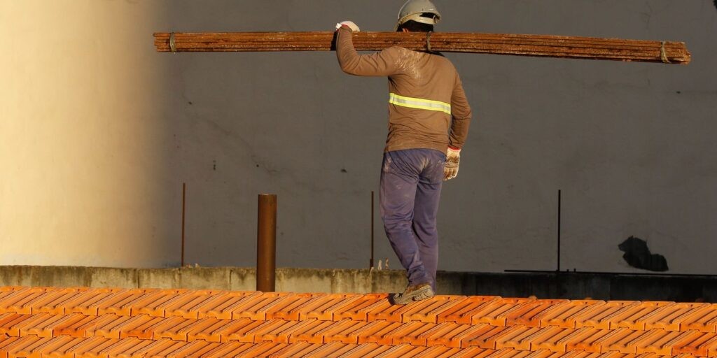 Confiança da construção cai 0,8 ponto em outubro, informa a FGV