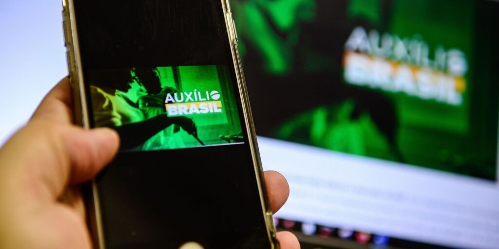 Auxílio Brasil é pago a beneficiários com NIS de final 8