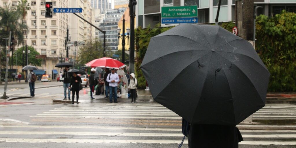 Domingo de eleição terá pancadas de chuva em boa parte do país