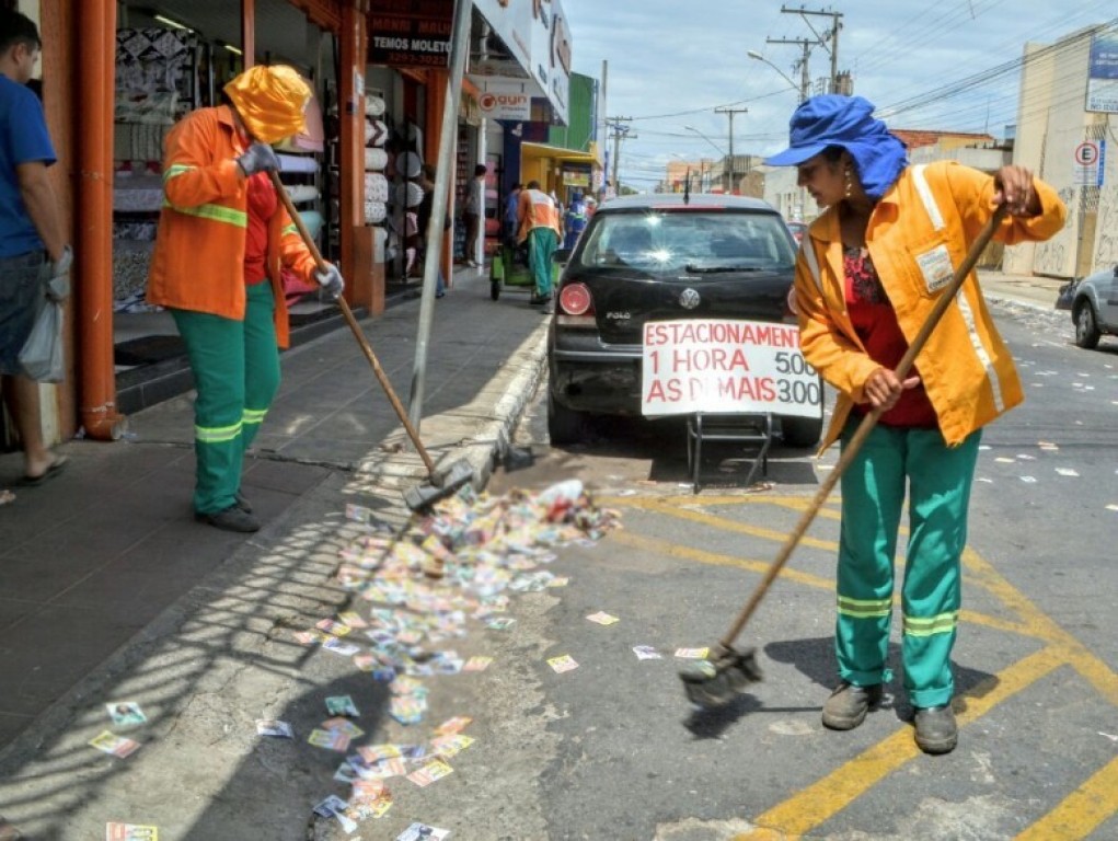 Prefeitura de Goiânia faz cronograma especial de limpeza para conter descarte de lixo eleitoral em vias públicas, neste domingo (30/10)