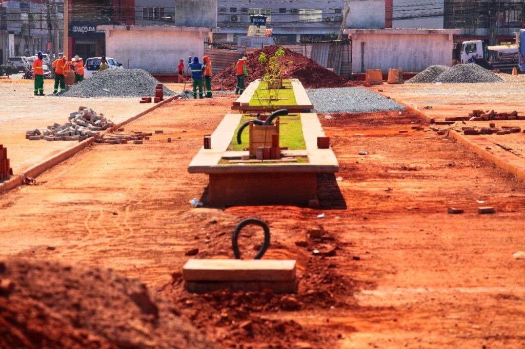 Prefeitura de Goiânia realiza instalação de circuitos elétricos e subestações na Praça do Trabalhador