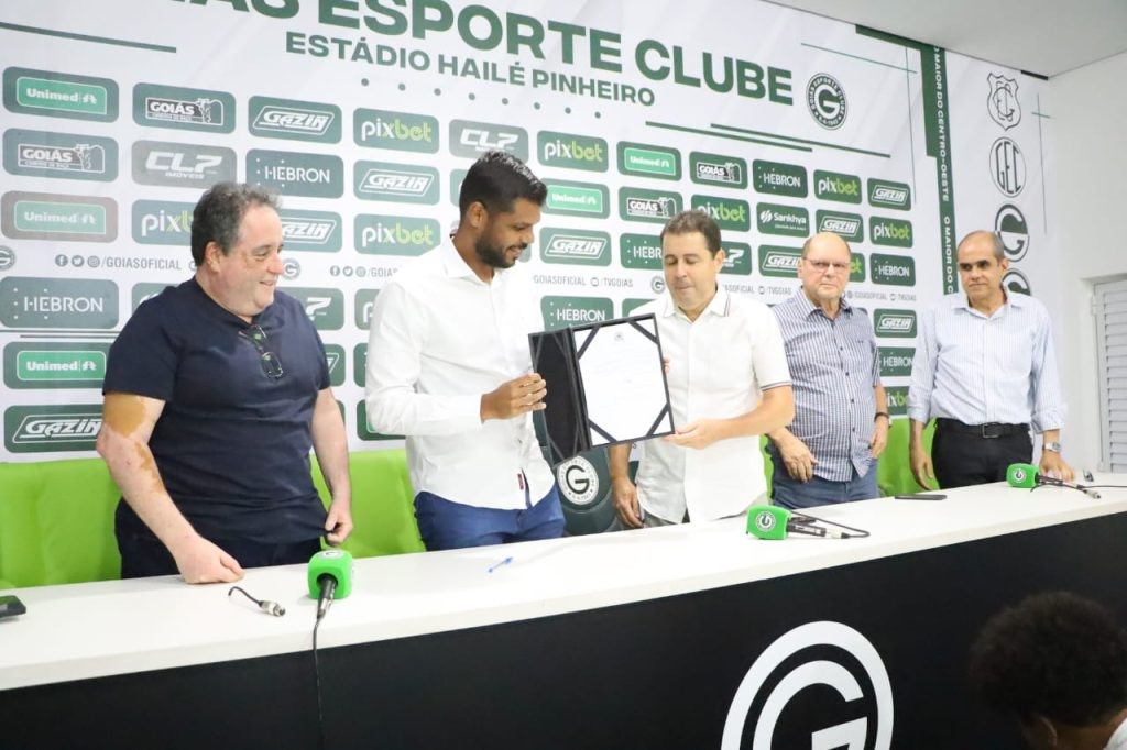 Romário Policarpo sanciona lei que homenageia Hailé Pinheiro com nome de avenida