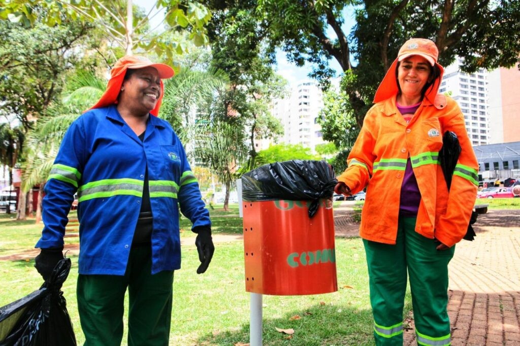 Prefeitura de Goiânia realiza substituição de 12 lixeiras na Praça Tamandaré, em início aos preparativos natalinos
