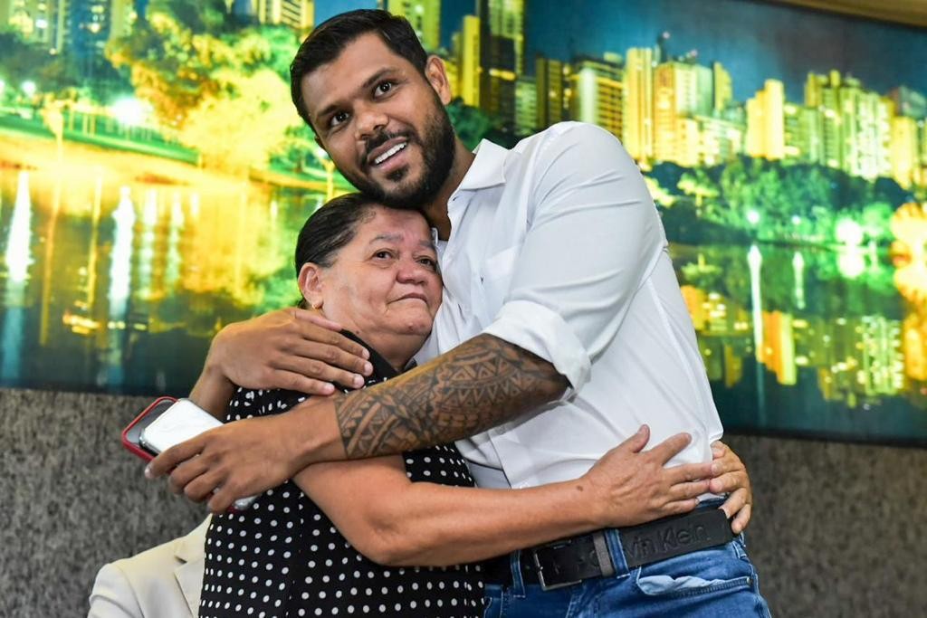 Romário Policarpo entrega lotes do Programa Moradia Goianiense a 97 famílias, e afirma que "gestão municipal não se furta do papel social"