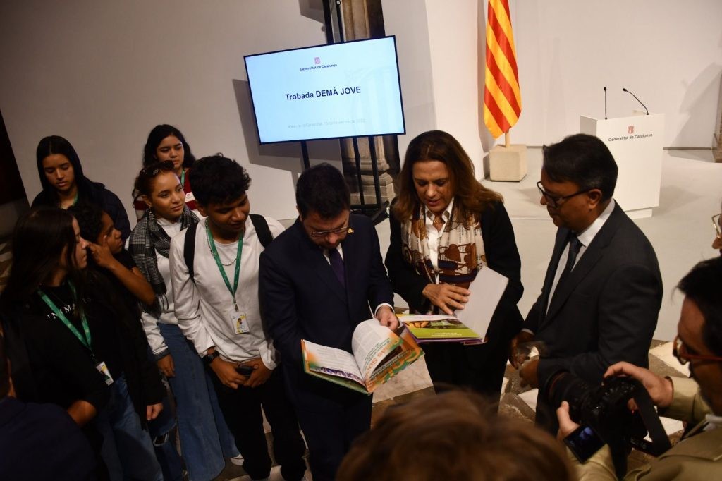 Estudantes do Aprendiz do Futuro visitam presidente da Catalunha