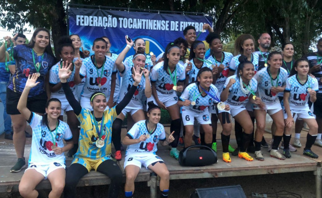 No gramado da Escolinha Nilton Santos, Polivalente garante o título de campeão do Estadual de Futebol Feminino