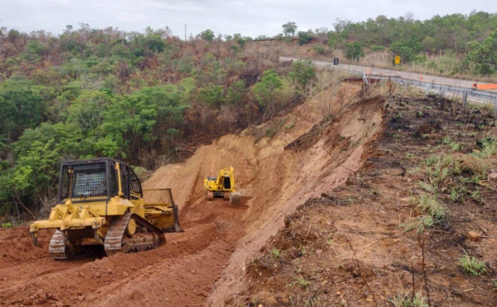 Governo do Tocantins realiza obra de recomposição de aterro em deslizamento na TO-255, na serra entre Monte do Carmo e Ponte Alta
