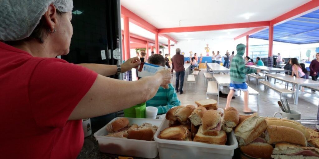 Chuvas obrigam mais de 8,6 mil a deixarem suas casas em todo o país