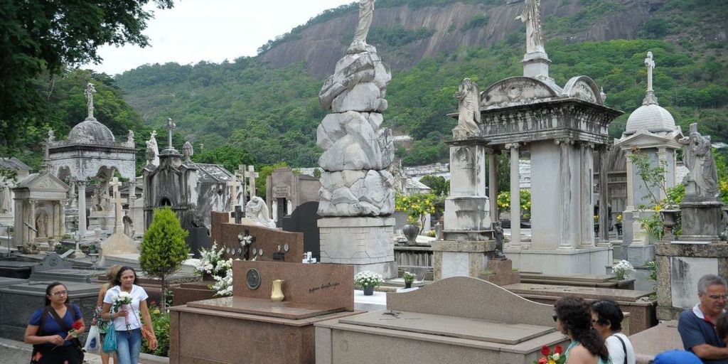 Registros de mortes no Brasil ainda superam patamar pré-pandemia