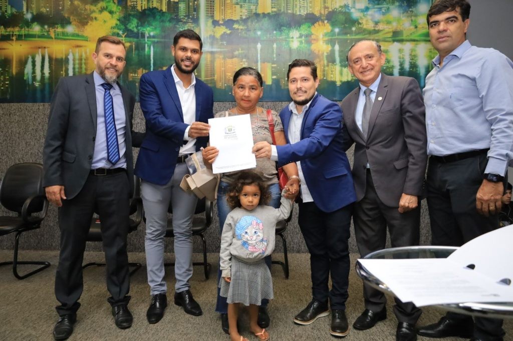 Romário Policarpo entrega lotes do Programa Moradia Goianiense a 29 famílias, e afirma: "Prefeitura atende quem de fato precisa de uma casa para morar"