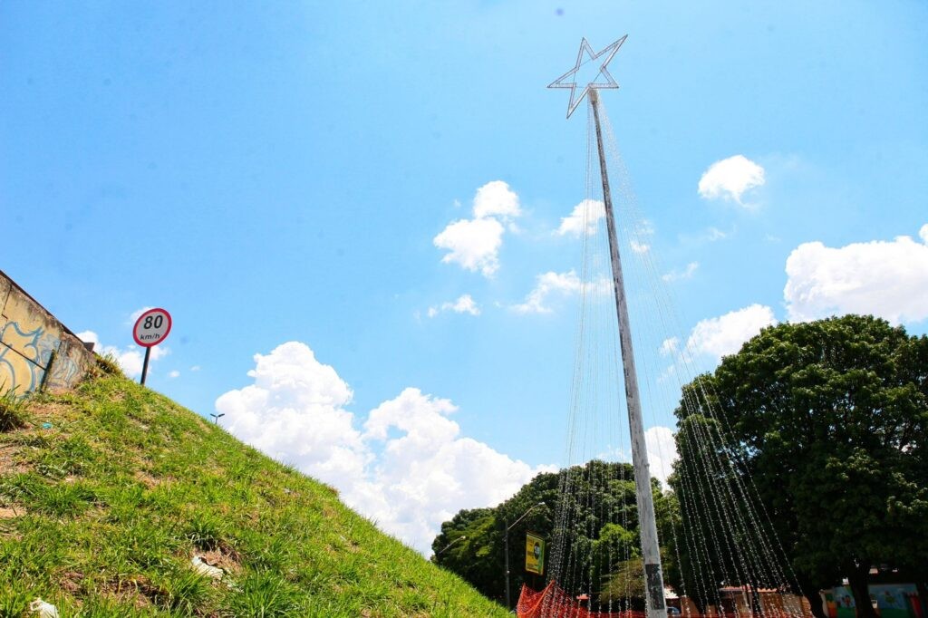 Prefeitura de Goiânia inicia instalação de iluminação natalina em 18 pontos das sete regiões da capital