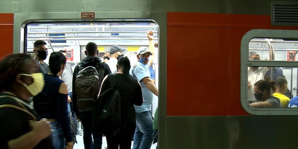 Metrô de SP para em horário de pico, mas situação já é normal
