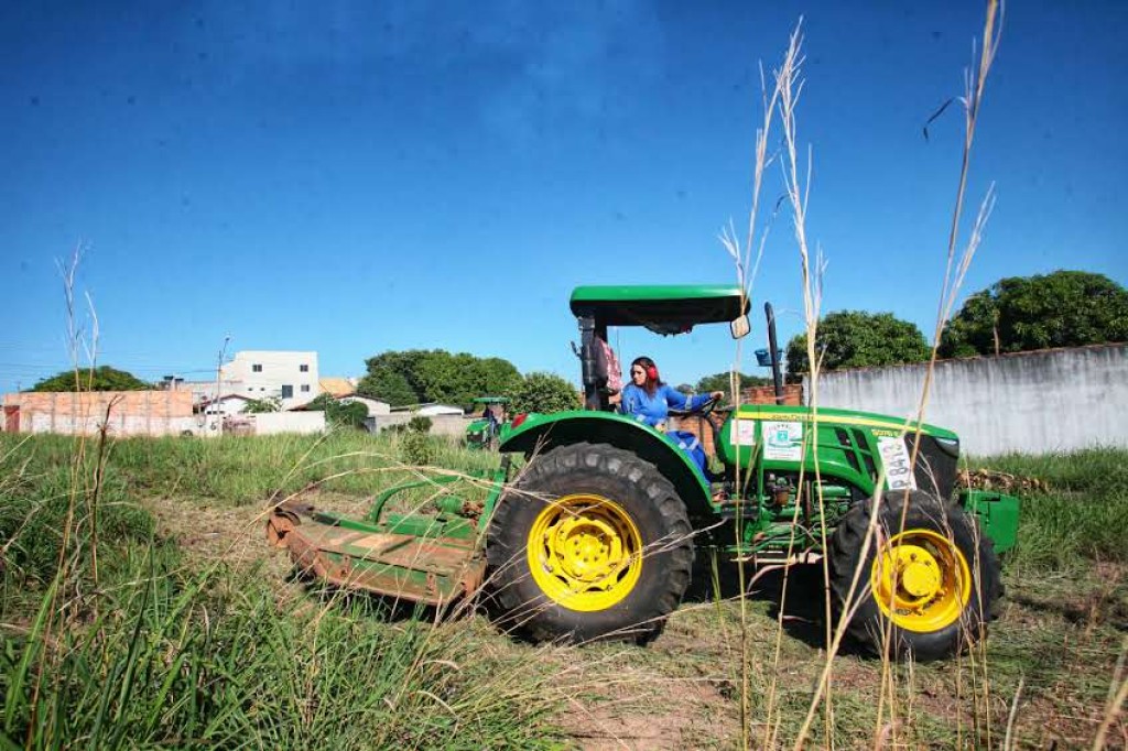 Prefeitura de Goiânia realiza roçagem em 40 bairros da capital