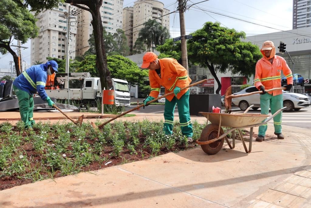 Prefeitura de Goiânia promove, desde sexta-feira (04/11), manutenção em 60 praças e avança na construção de outras 11