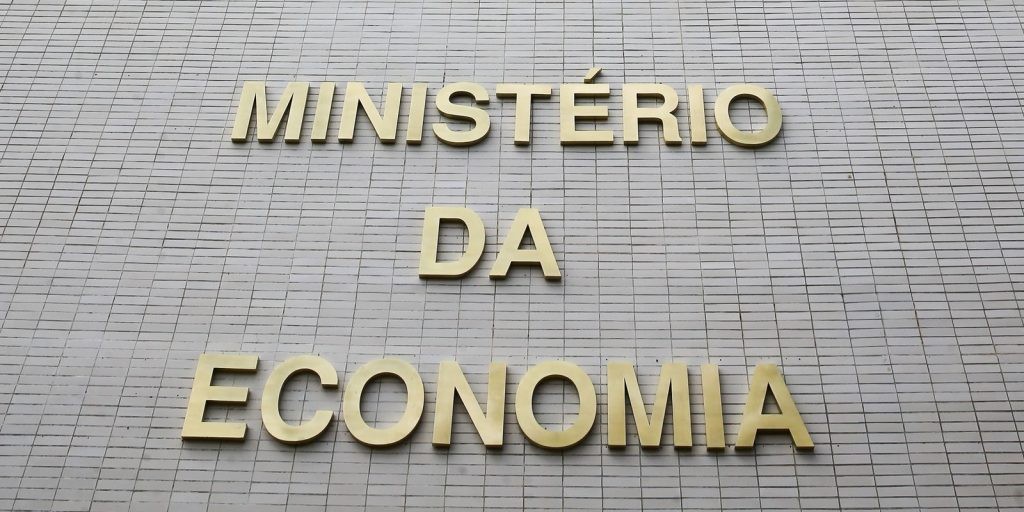 Governo bloqueia mais R$ 5,7 bi do Orçamento para cumprir teto