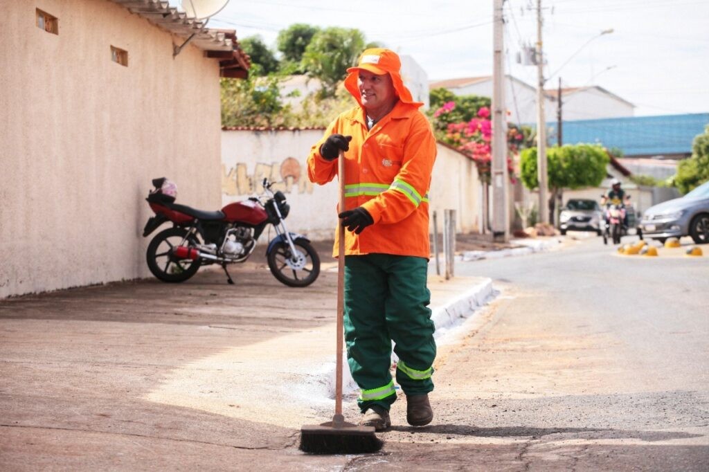 Prefeitura de Goiânia realiza serviços de varrição e remoção em 50 bairros, nesta quinta-feira (03/11)