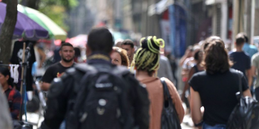 IBGE: renda média de trabalhador branco é 75,7% maior que de pretos