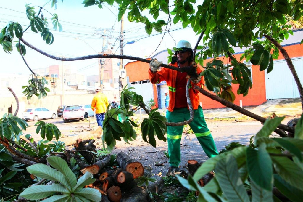 Prefeitura de Goiânia realiza frentes de serviços de limpeza pública e urbanização no feriado prolongado da Proclamação da República