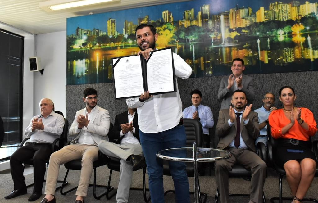 Romário Policarpo sanciona lei que atualiza plano de carreira dos servidores administrativos e operacionais, e destaca "momento histórico para funcionalismo"