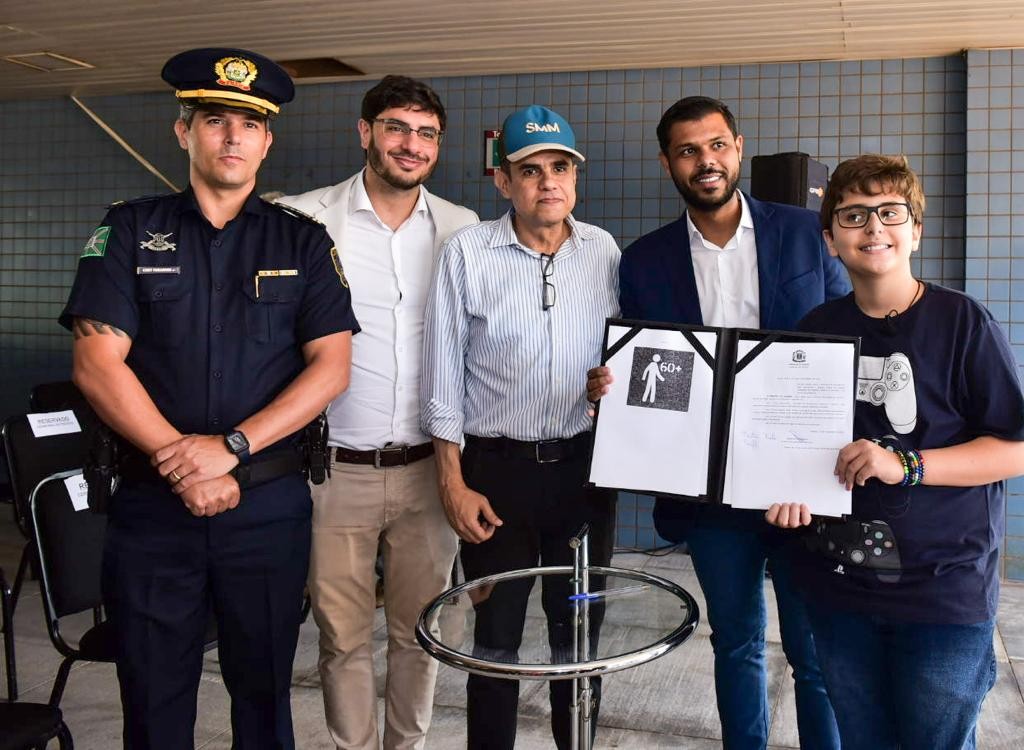 Romário Policarpo sanciona lei que altera símbolo de idoso em placas de trânsito de Goiânia, e mudança começa pelo Paço Municipal